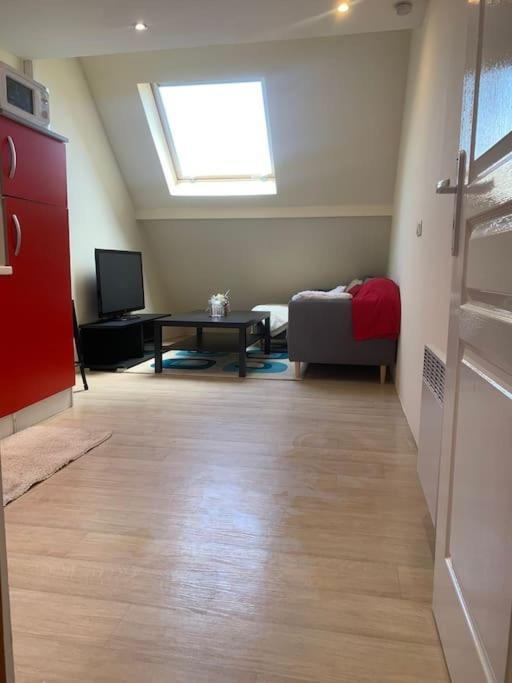 Studio Meuble Dans Une Maison Limay ภายนอก รูปภาพ